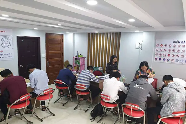 Học viên đăng ký học bằng lái xe ô tô B2 tại TP.HCM